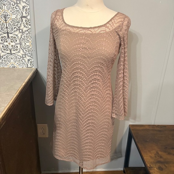 Muse Dresses & Skirts - Muse Tan Taupe‎ Lace 3/4 Sleeve Scoop Neck Lined Dress (Women's 4)